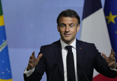 Político francés tacha de "vergüenza" el traslado de los trajes de Macron en clase 'business'