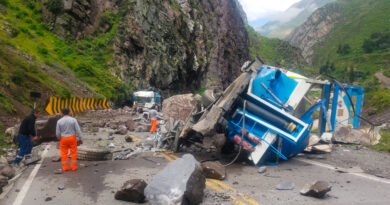 VIDEOS: Deslizamiento de grandes rocas aplasta dos camiones en Perú