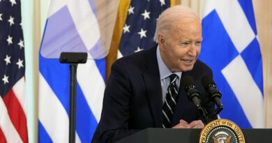 Biden no puede seguir el ritmo del teleprónter (VIDEO)