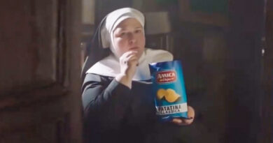 Católicos italianos arremeten contra un anuncio de unas monjas comulgando con papas fritas