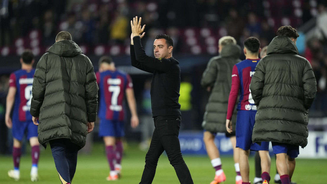 El enojo de Xavi con el árbitro durante el partido destrozador del Barcelona contra el PSG