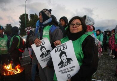 Trabajadores públicos bloquean el acceso al aeropuerto de Bariloche en repudio a Milei