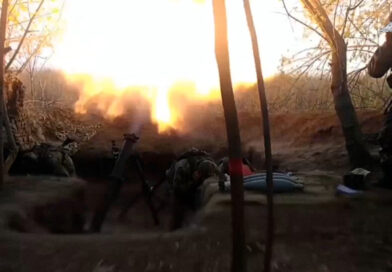 VIDEO: Artilleros rusos destruyen un puesto fortificado enemigo