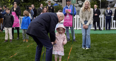 VIDEO: Biden consuela a una niña que lloraba durante un evento de Pascua