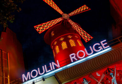 VIDEO: Colapsan las aspas del icónico cabaret Moulin Rouge en París