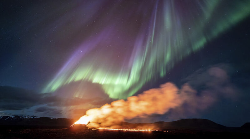 VIDEO: Una aurora boreal y la erupción de un volcán iluminan simultáneamente el cielo en Islandia