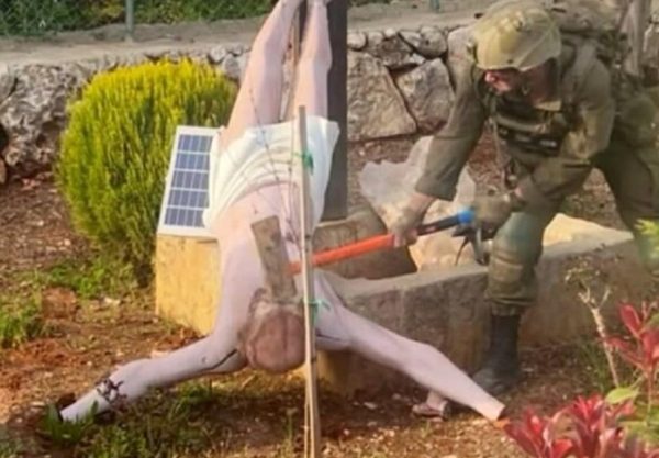 Captan a un soldado israelí destruyendo una estatua de Jesucristo