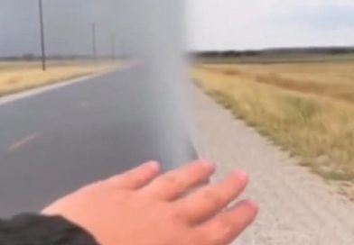 VIDEO: El misterioso 'muro de lluvia' que divide una ruta: ¿milagro meteorológico o montaje?