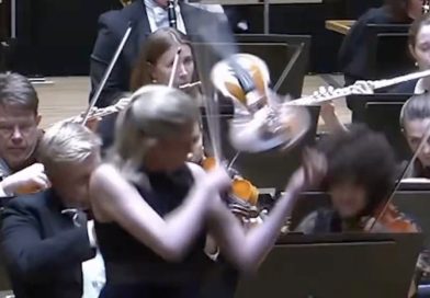 Violín de un millón de dólares vuela por los aires en pleno concierto (VIDEO)